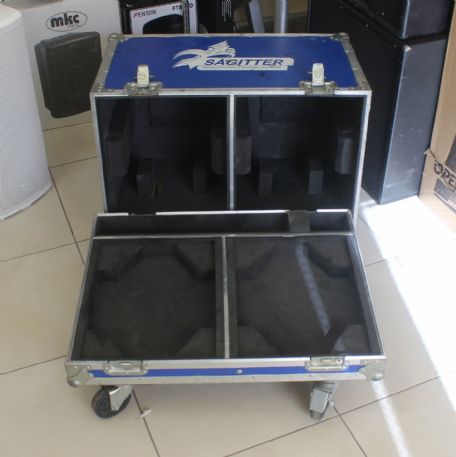 FLIGHT CASE SAGITTER CON RUOTE PER 2 TESTE MOBILI Dimensioni: L73xP55xH50cm Col. Blu - Usato