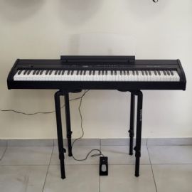 PIANOFORTE DIGITALE 88 TASTI PESATI ORLA STAGE STUDIO NERO, PEDALE E Supporto QUIKLOK WS650 - Usato